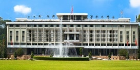 Petit-déjeuner à l'hôtel. Vous serez pris en charge à votre hôtel puis nous nous dirigerons vers la visite du Palais de la Réunification, l'ancien palais du Président Thieu et de ses prédécesseurs. Ce bâtiment est aujourd'hui un musée et un lieu pour les réceptions officielles du gouvernement. Les prochains arrêts sont les 2 monuments de la ville, la Poste Centrale et la Cathédrale Notre-Dame. La cathédrale a été construite entre 1863 et 1880 avec des matériaux importés de France et est également appelée basilique Notre-Dame de l'Immaculée Conception. Continuez à visiter le musée des vestiges de la guerre, où sont exposés les crimes de la guerre du Vietnam. C'est le musée le plus populaire du Vietnam avec environ un demi-million de visites par an. Après le déjeuner, le guide vous conduit à Chinatown où vivent depuis longtemps des habitants chinois depuis le 18ème siècle. Là, vous serez expliqué sur l'histoire de la migration chinoise vers le Sud, la culture, l'architecture et vous vous promènerez dans le plus grand marché de Saigon, le marché Binh Tay. Nuit à Hô Chi Minh Ville.