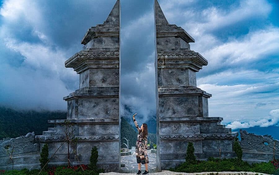Vue spectaculaire depuis Sky Gate à Sapa avec montagnes et rizières en terrasses - premier voyage au Vietnam