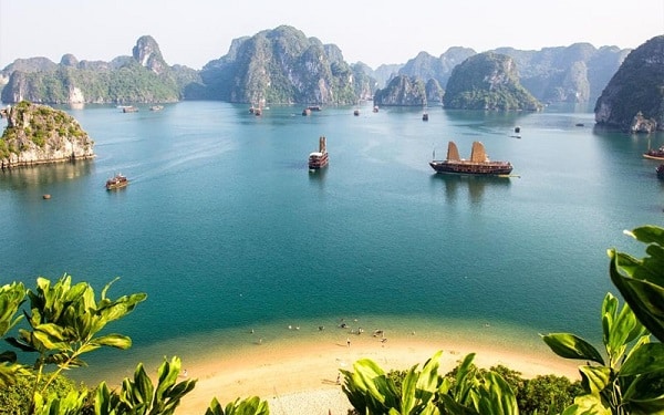 Vue panoramique de la baie d'Halong, l'une des plus belles places du Vietnam