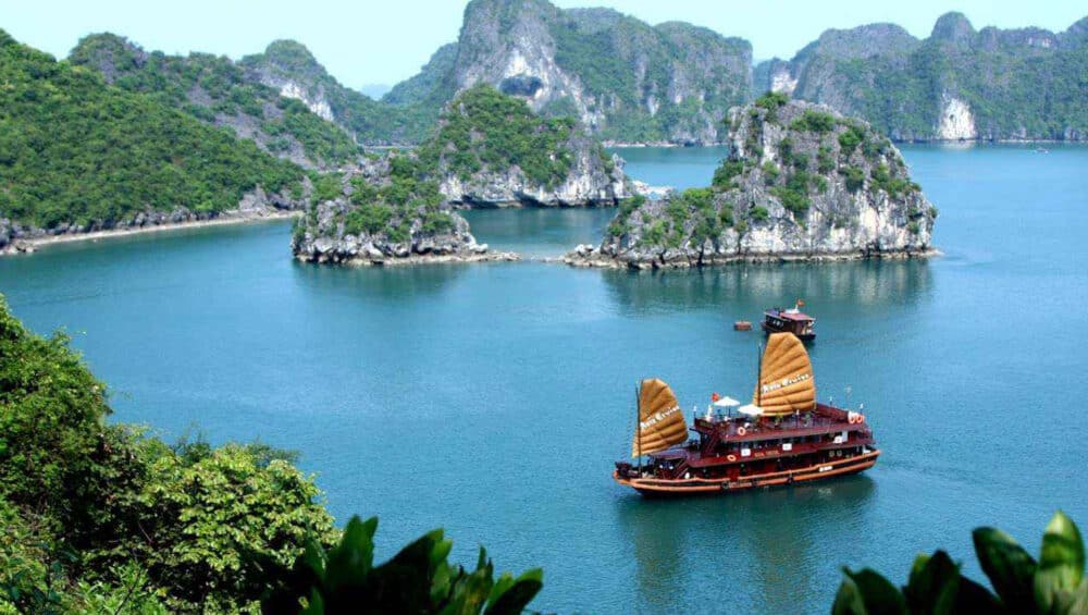 Jonques traditionnelles sur la Baie d’Halong au Vietnam