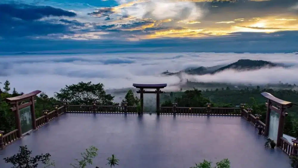 Vue panoramique de Heaven Gate à Sapa, enveloppée de brume