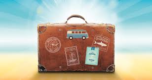 Valise ouverte avec vêtements et accessoires de voyage pour le Vietnam