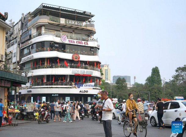 foule sur la place principale à Hanoi
