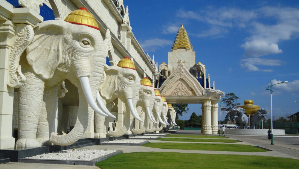 temple avec des éléphants au laos