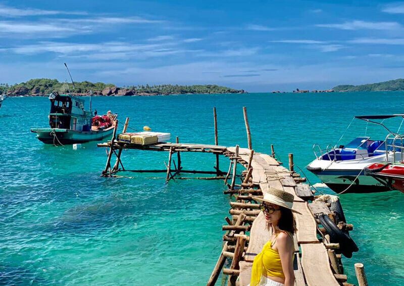 fille sur un ponton de mer au Vietnam