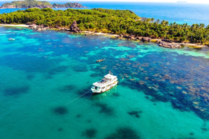 un bateau accosté à une ile au Vietnam