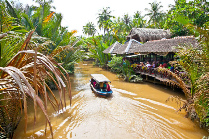 balade en bateau au delta mékong devant le restaurant au Vietnam