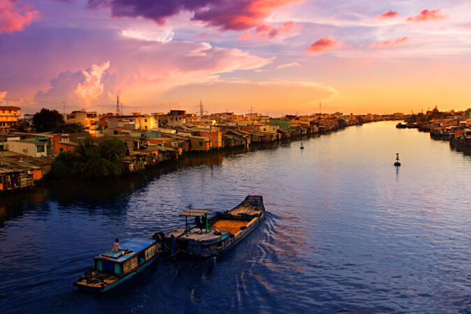 Coucher de soleil dans le ciel avec vue sur la rue et la rivière au Vietnam