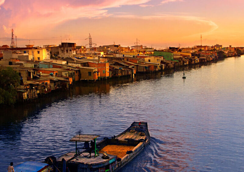 Coucher de soleil avec vue sur la rue et la rivière au Vietnam