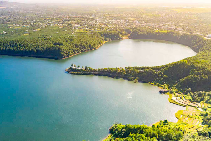 vue aérienne d'un immense lac au centre du Vietnam