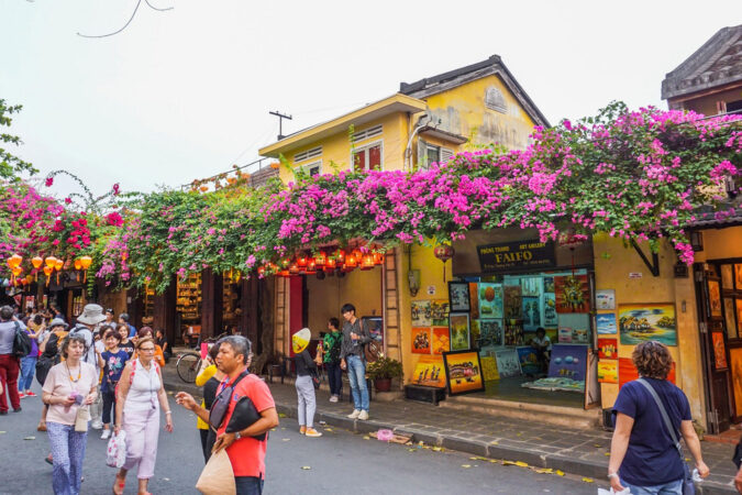rue commerçante dans la vielle ville à hoian au Vietnam