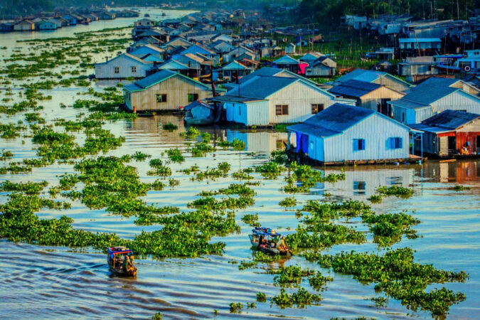 maisons flottantes sur l'eau dans le delta du mekong au vietnam