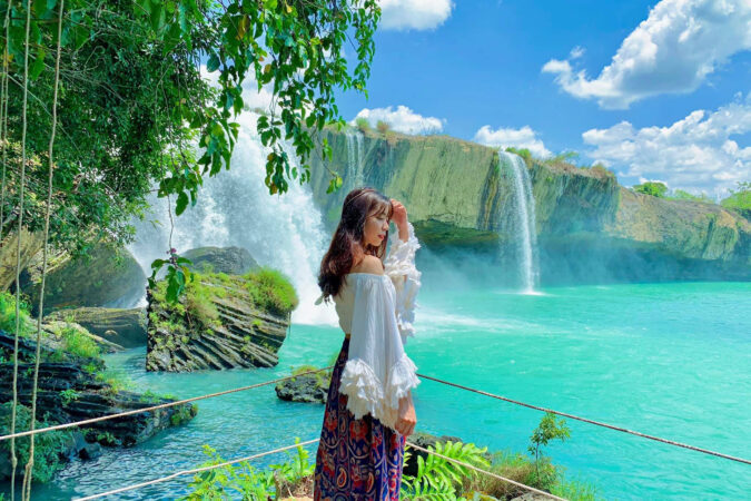 fille qui prend une photo instagram devant une cascade au vietnam
