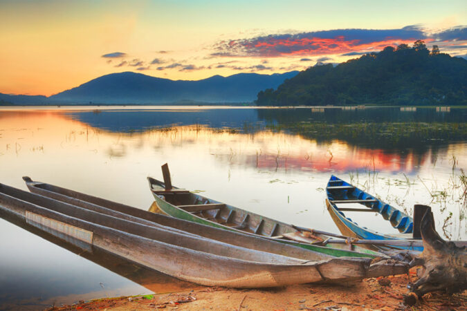 coucher de soleil au bord d'un lac au Vietnam