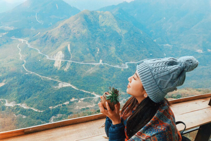 femme qui regarde les montagnes du nord vietnam