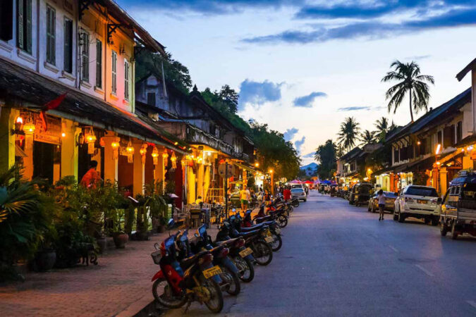 rue nocturne au laos