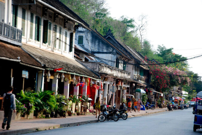 rue avec des commerces au Laos