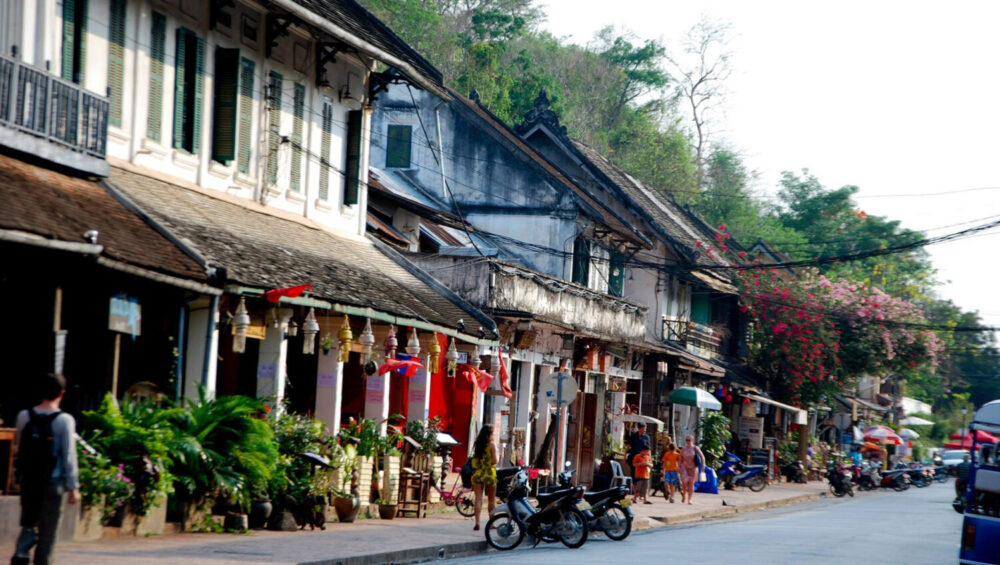 rue principale au laos