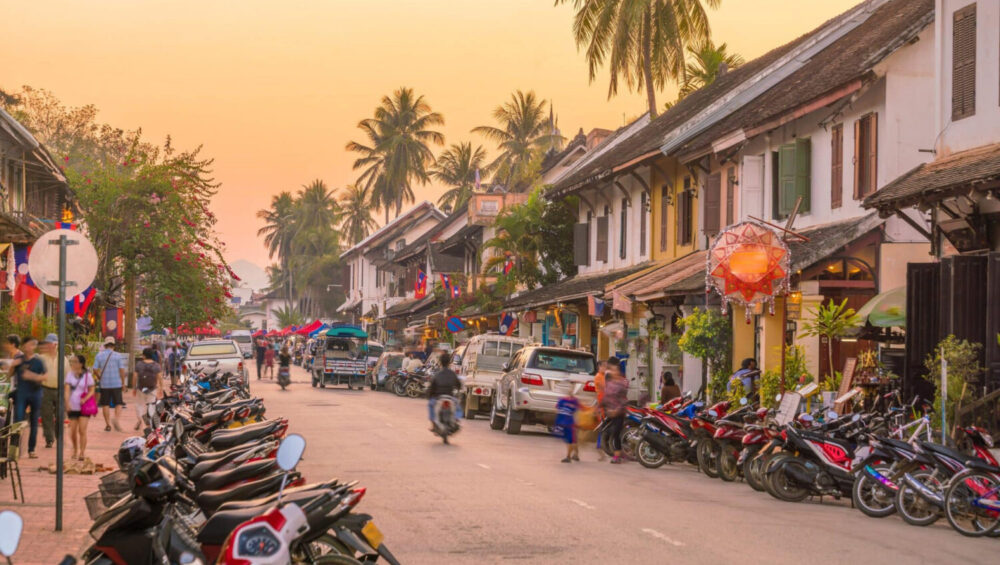 rue avec des motos au laos