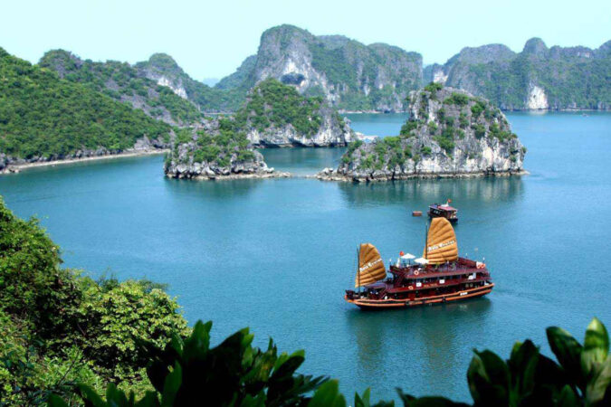 bateau qui fait uen croisière sur la baie d'halong au Vietnam