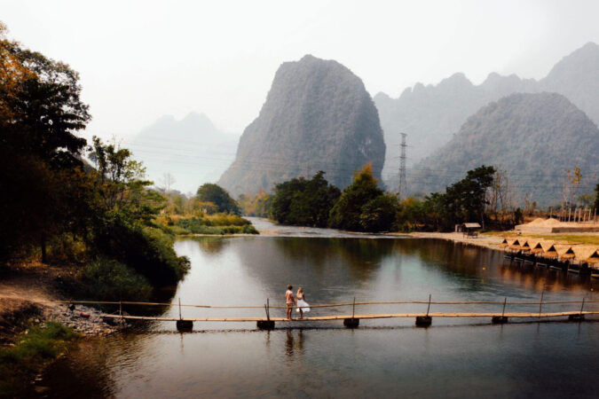 lac et montagne au laos