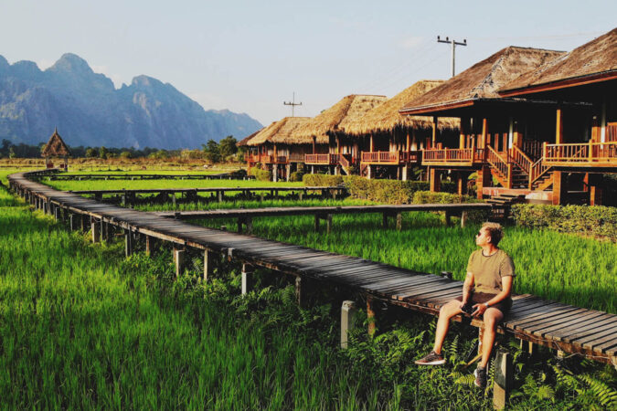 Touriste assis devant un hotel au laos