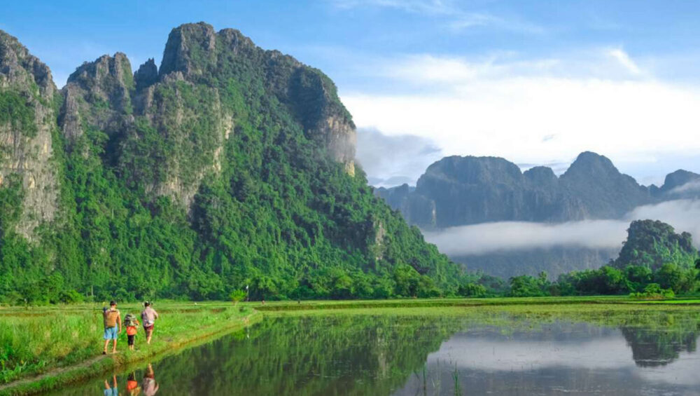 villageois marchant en bas de la montagne au laos