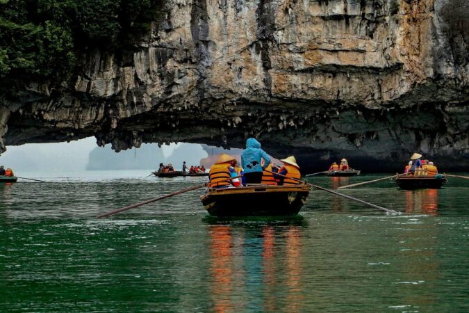 touriste sur des barques à la baie d'halong