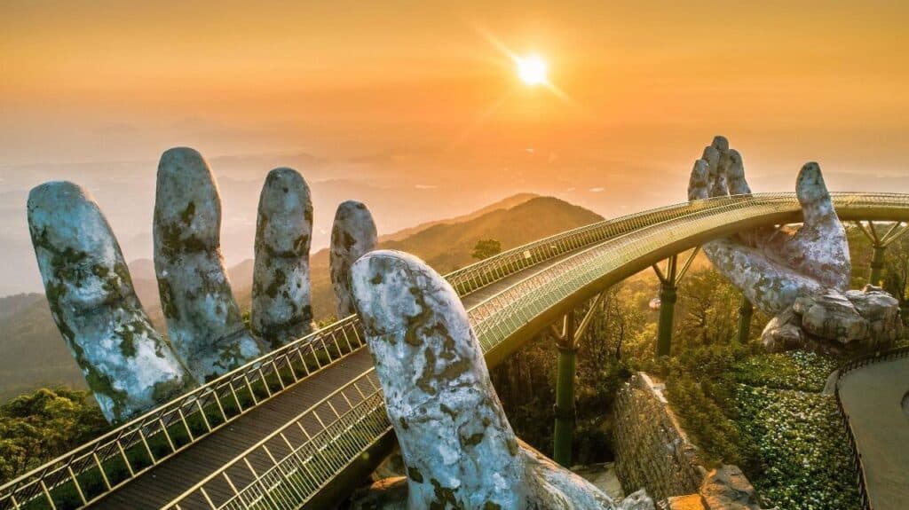 Pont Doré à Da Nang soutenu par deux mains géantes en pierre.