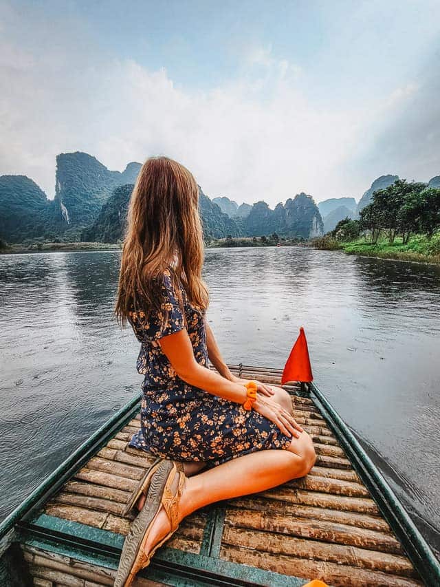 fille sur une barque au vietnam à Ninh Binh