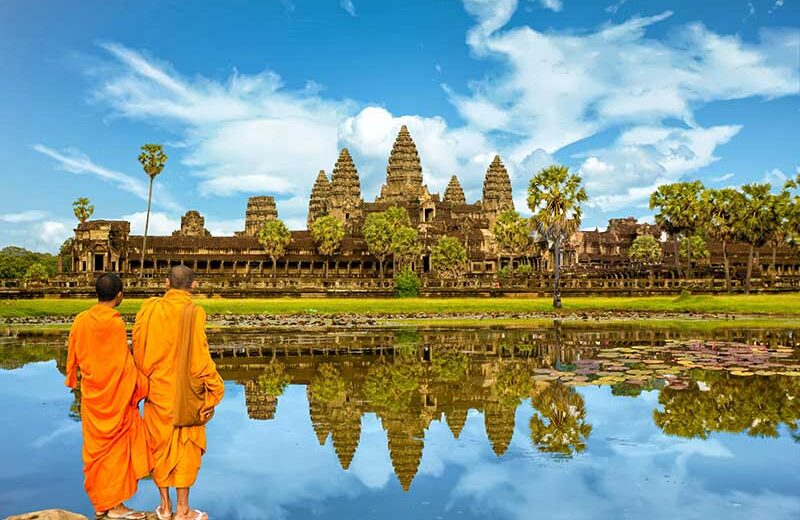 2 moines devant le temps Angkor Vat