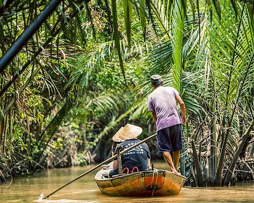 barque avec des touristes à Hoi An