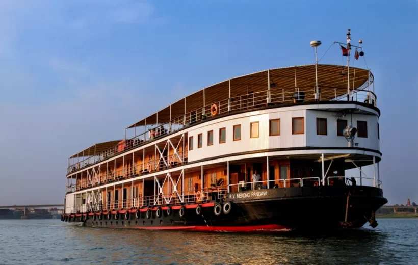 un bateau de croisiere au Cambodge