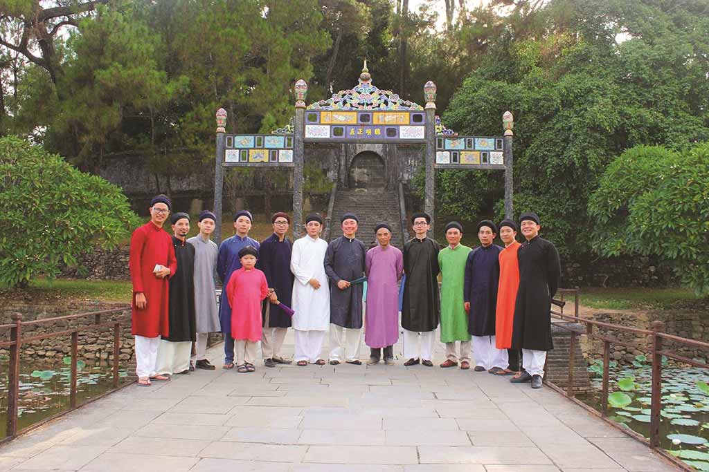 Ao-dai-homme-tenue-traditionnelle-vietnamienne