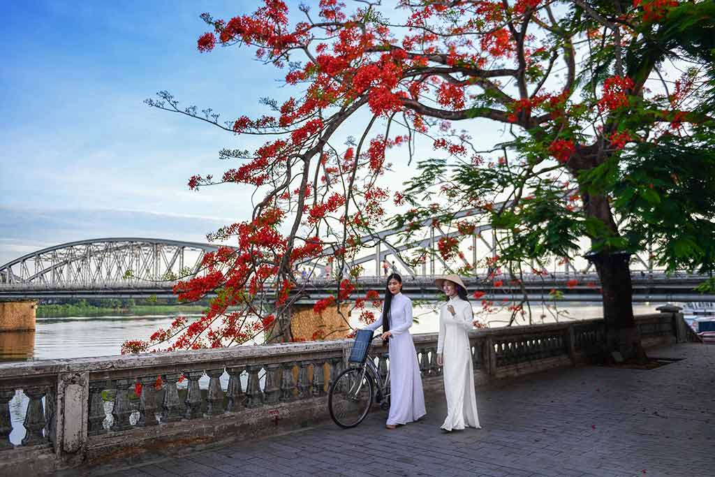Étudiantes de Hue en tenue traditionnelle Ao Dai blanc